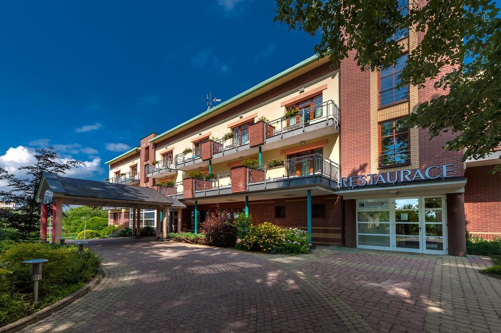 April Hotel Panorama Рихнов-над-Кнежноу Экстерьер фото
